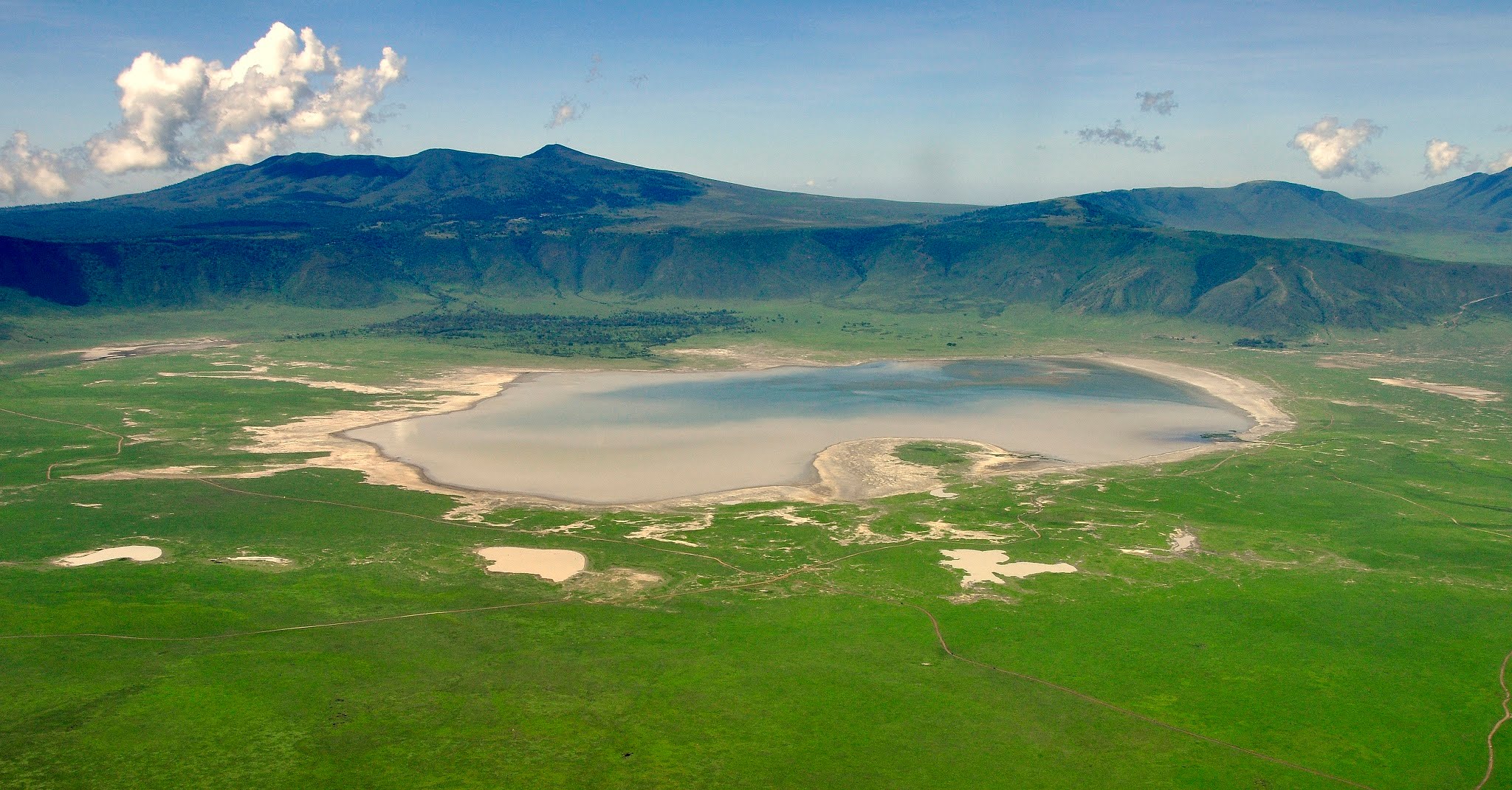 Ngorongoro_crater_Tanzania_Guide_to_Tanzania_Safari Ngorongoro_crater_Tanzania_Guide_to_Tanzania_Safari