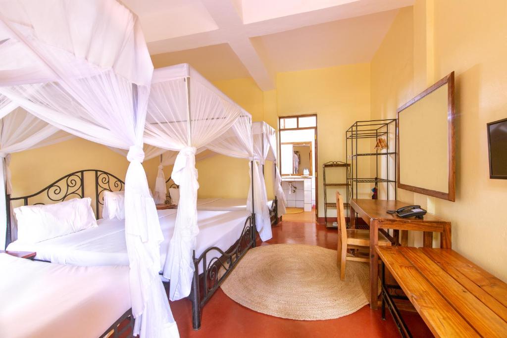 Crater Rim View Inn Triple Room